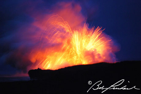 Hawaii_LavaExplodesAtNight126